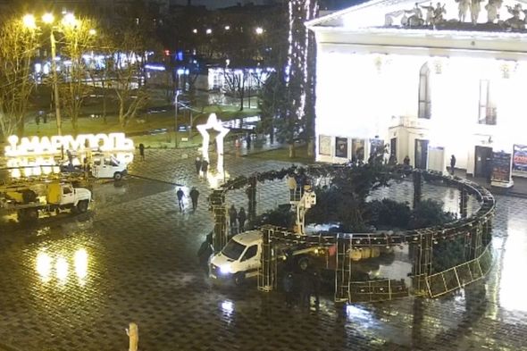 Ukraynada Milad ağacı insanların üstünə aşdı - FOTO/VİDEO