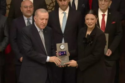 Ərdoğan 'İlin jurnalisti' adını alan Fulyaya mükafatını təqdim edib