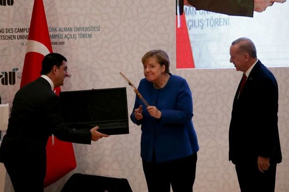 Merkelin Türkiyədə verilən hədiyyəyə maraqlı reaksiyası - FOTO