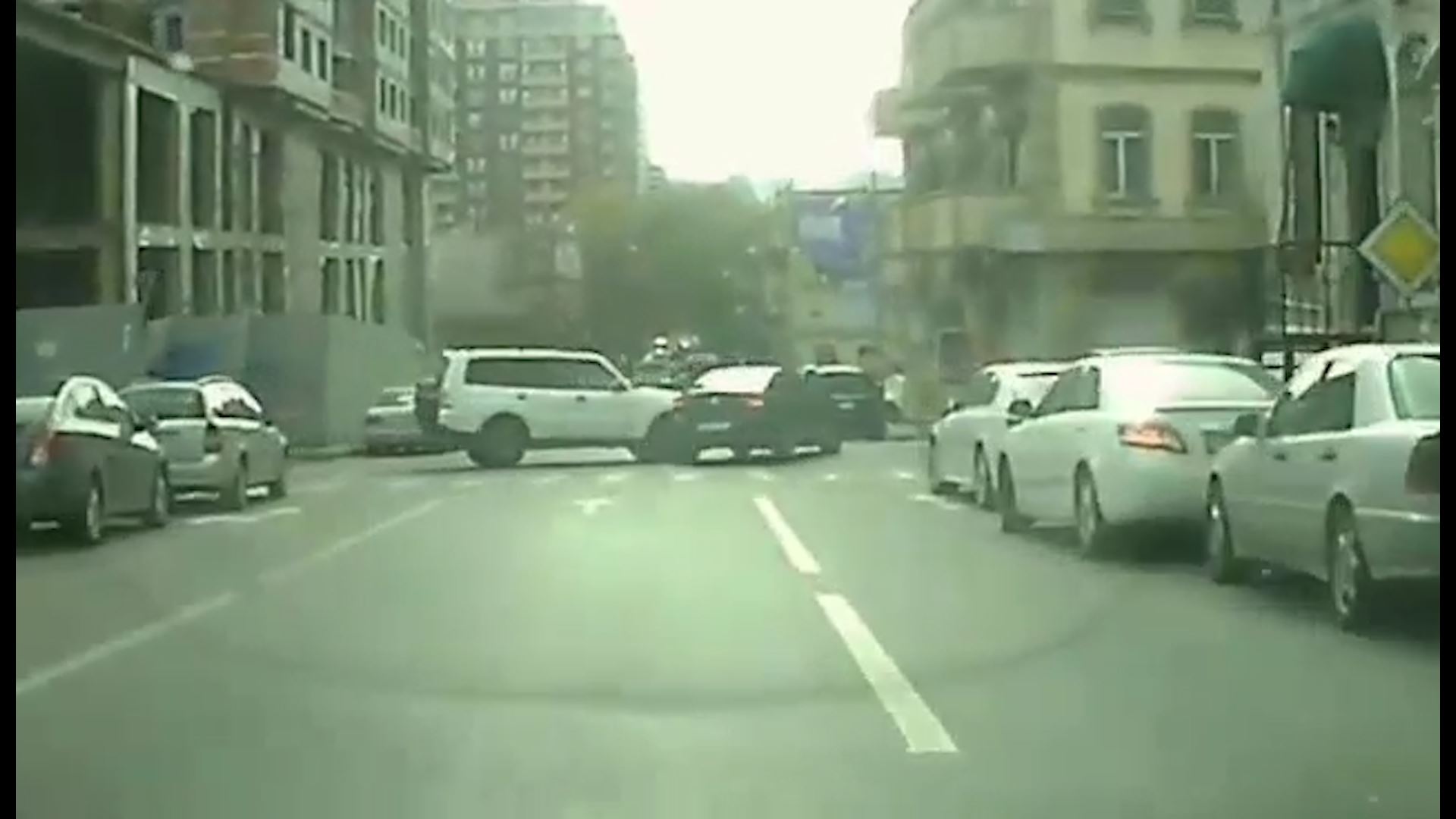 Bakıda "Pajero" qaydaları pozdu, qəzaya səbəb oldu - ANBAAN VİDEO