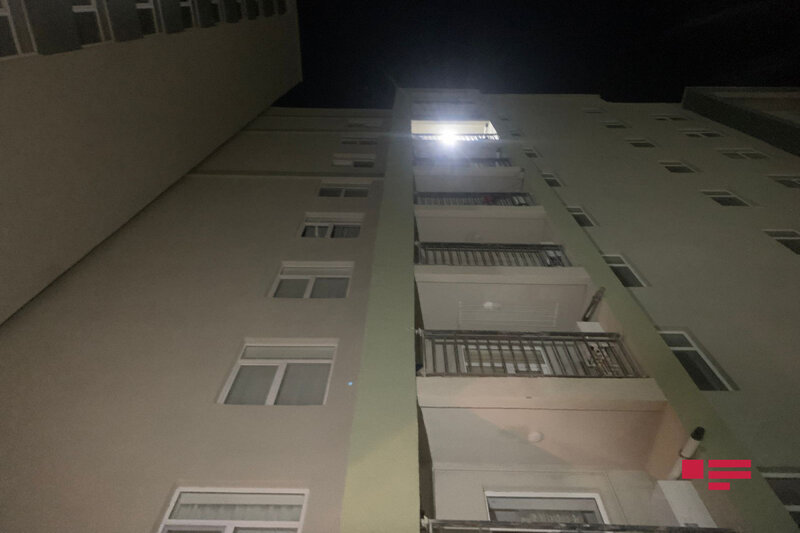 Bakıda ana iki azyaşlı qızı ilə özünü binadan atdı - FOTO + VİDEO