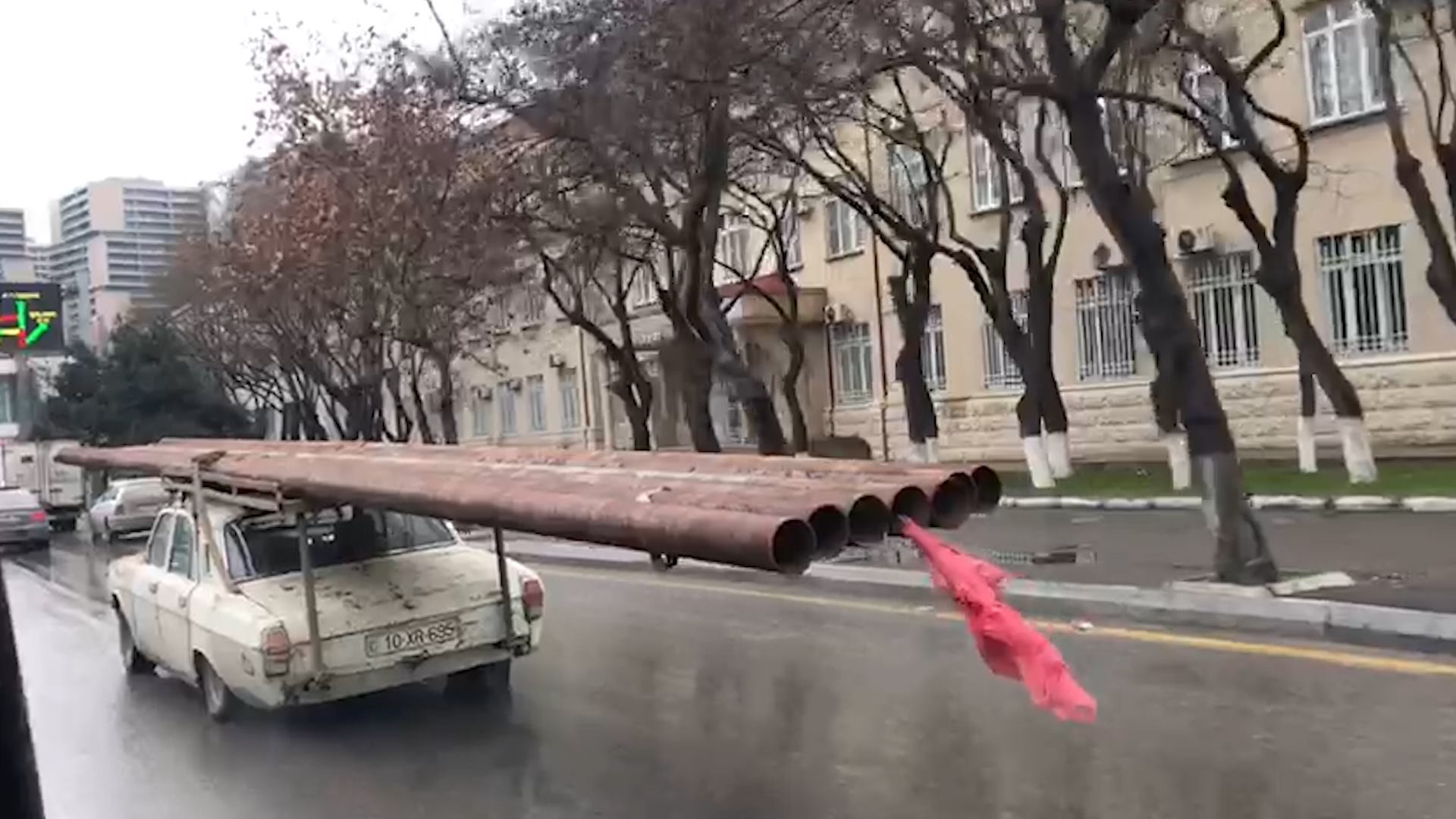 Bakının mərkəzində təhlükəli anlar - VİDEO 