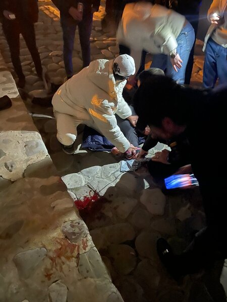 Gənc oğlan Bulvarda özünü doğradı - FOTO