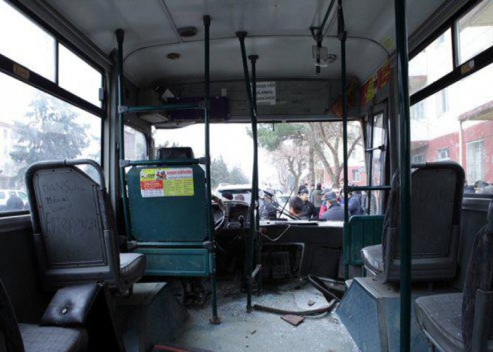 Bakıda sərnişin avtobusu ilə minik maşını toqquşdu