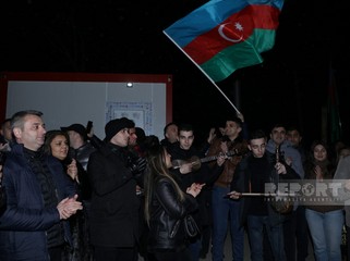 Xankəndi-Laçın yolunda aksiya iştirakçıları vətənpərvərlik ruhunda mahnılar ifa edirlər - FOTO