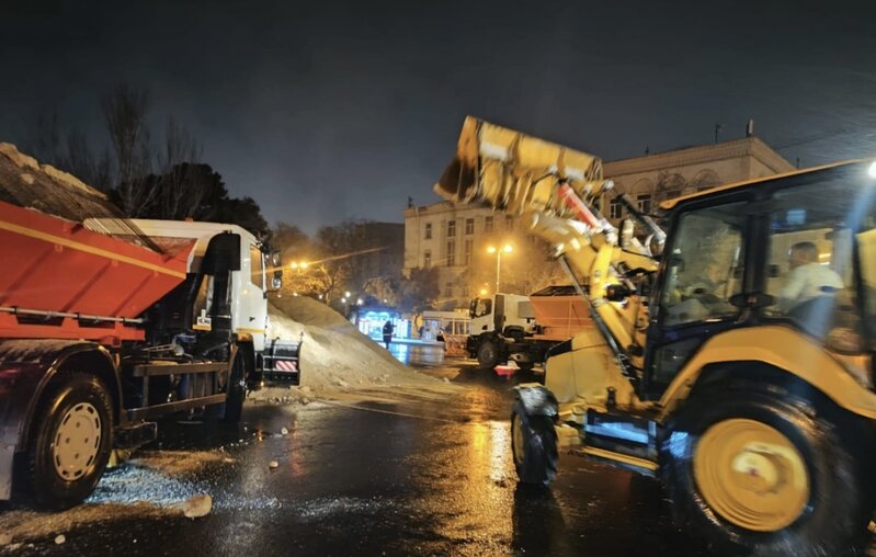 Bakıda xüsusi təyinatlı texnikalar işə düşdü: Yüzlərlə işçi qüvvəsi CƏLB EDİLDİ
