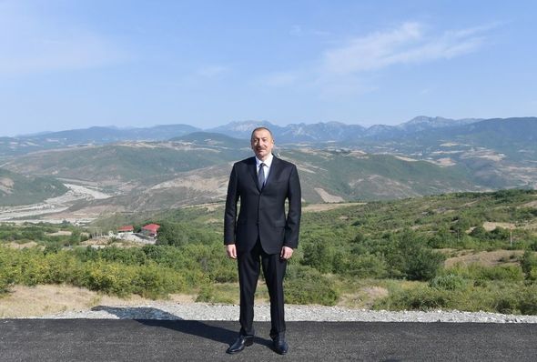Prezident yolun bir hissəsinin yenidən qurulması layihəsi ilə tanış olub - FOTO