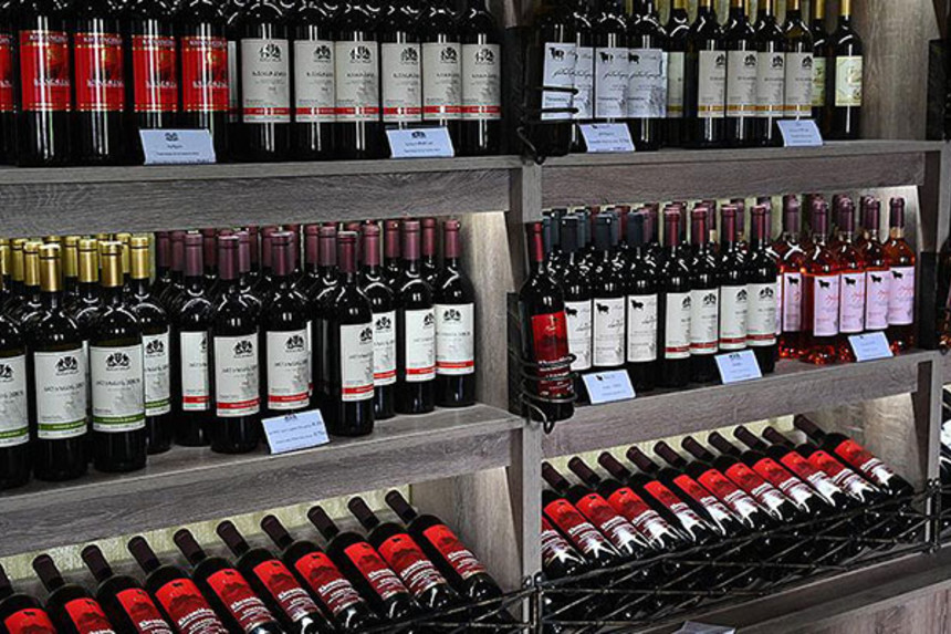 Bakı sakini mağazadan spirtli içkiləri oğuladı