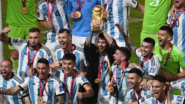 Argentina dünya çempionatının qaliblərini helikopterlə təxliyə etdi - VİDEO