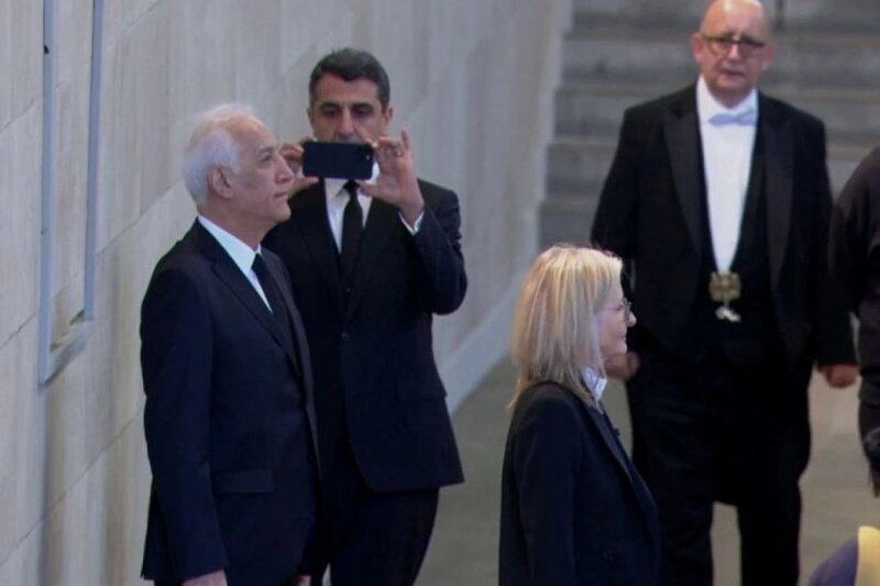 Ermənistan prezidenti qaydaları pozaraq II Elizabetin tabutu yanında foto çəkdirdi