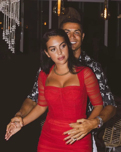 Saniyədə 1 avro qazanan Ronaldo: 1 milyonluq üzük, 8 milyonluq avtomobil - FOTO
