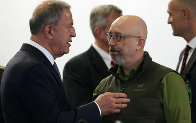 Akar ukraynalı həmkarı ilə danışdı