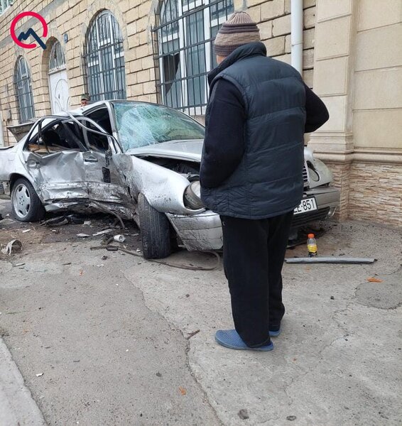 Maşın ağaca çırpıldı, sürücü yaralandı - FOTOLAR