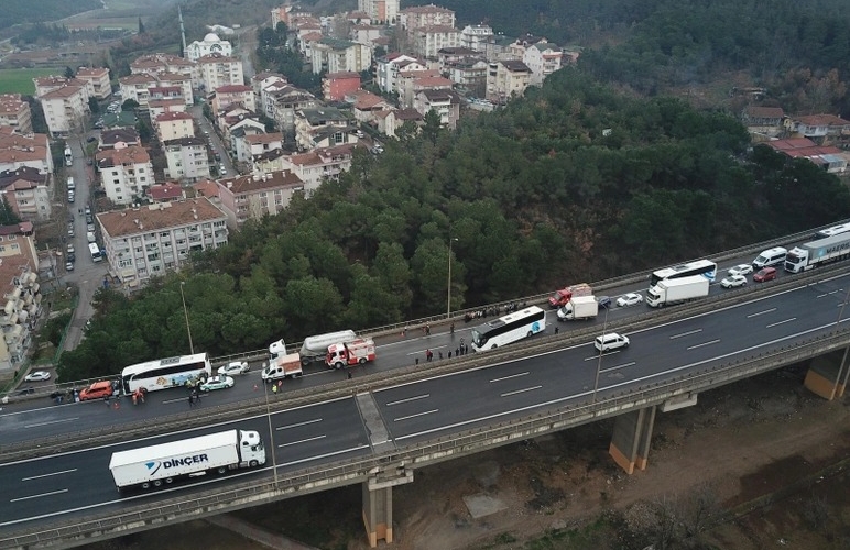 23 avtomobil toqquşdu - İstanbul yolu bağlandı / FOTOLAR