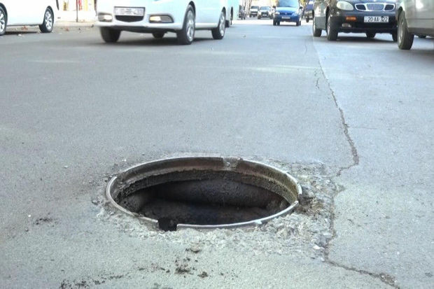Bakıda velosipedçi kanalizasiya quyusuna düşdü