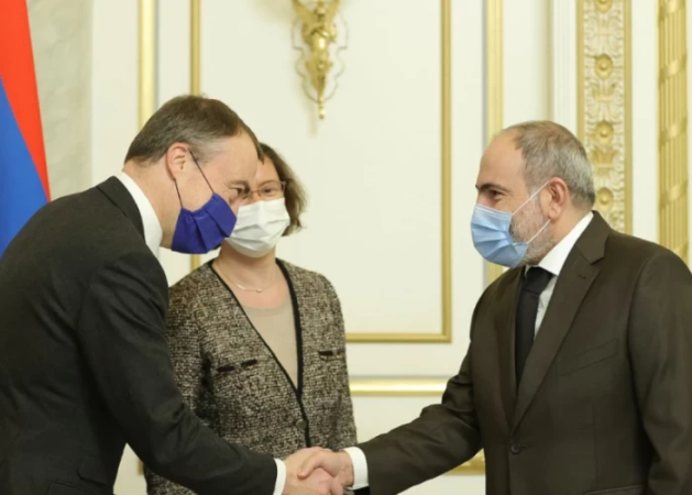 Paşinyan Toivo Klaarla sərhəddəki vəziyyəti MÜZAKİRƏ ETDİ