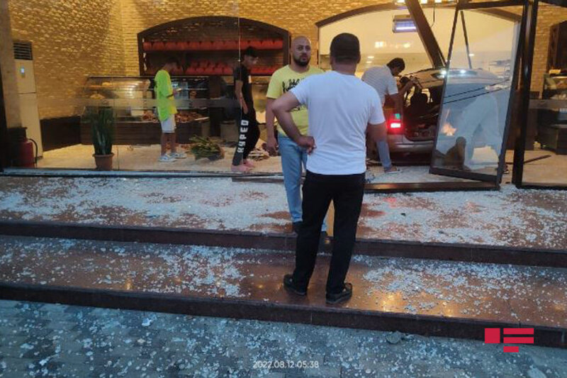 Bakıda avtomobil şirniyyat mağazasına çırpılıb - FOTO