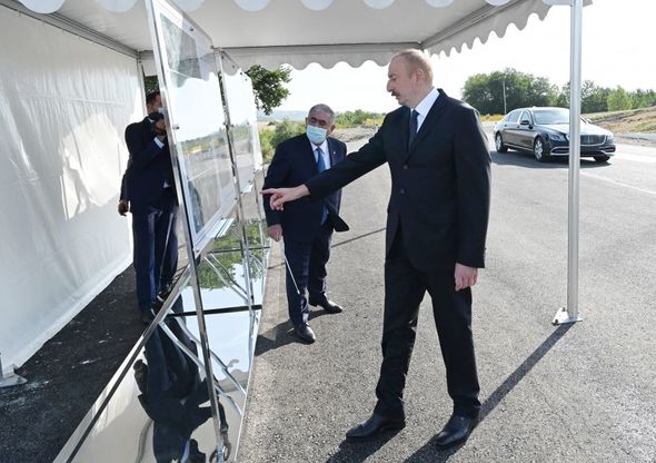 Prezident yolun bir hissəsinin yenidən qurulması layihəsi ilə tanış olub - FOTO