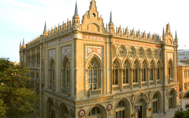 AMEA-nın binası üzərindən sökülmüş hərflərin yerinə yeniləri quraşdırılıb - FOTO