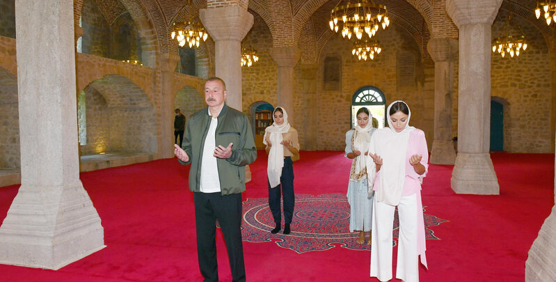 İlham Əliyev və Mehriban Əliyeva Şuşada Yuxarı Gövhərağa məscidini ziyarət etdi