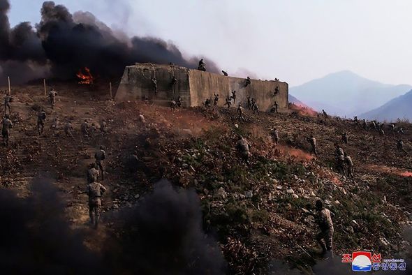 Şimali Koreyada hava-desant təlimlərinə Kim Çen In qızı ilə birlikdə rəhbərlik etdi - FOTO