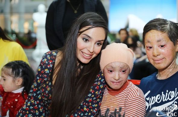 Leyla Əliyeva ixtioz, kəpənək və immundefisit xəstəliyindən əziyyət çəkən uşaqlarla görüşüb - FOTO