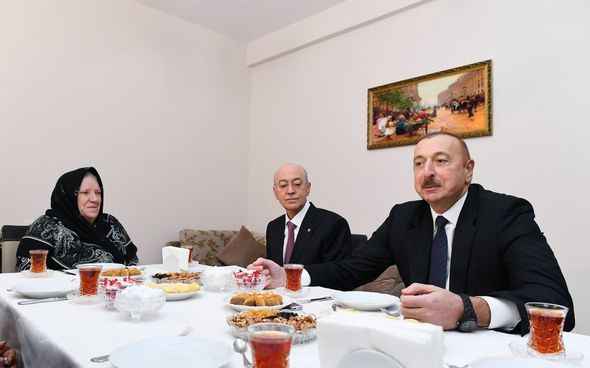 Ölkə başçısı Şamaxıda zəlzələdən zərər görmüş ailələr üçün yeni tikilmiş bina ilə tanış olub - FOTO