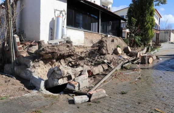 Türkiyədə məscidin minarəsi güclü küləyə dözmədi - FOTO/VİDEO