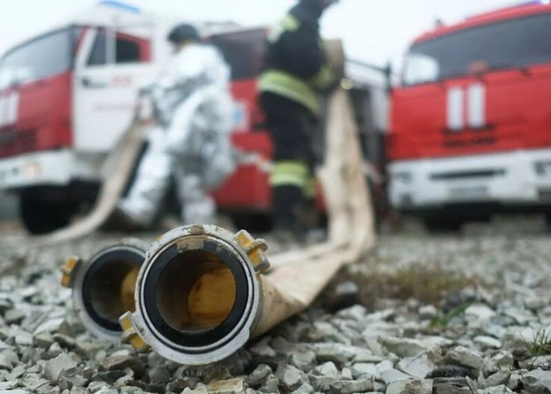 Avtomobil təmiri sexi və orada olan avtomobil yandı