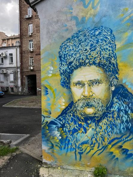 Ukraynadakı müharibənin həqiqətlərini fırçaları ilə divarlara həkk etdilər - FOTO