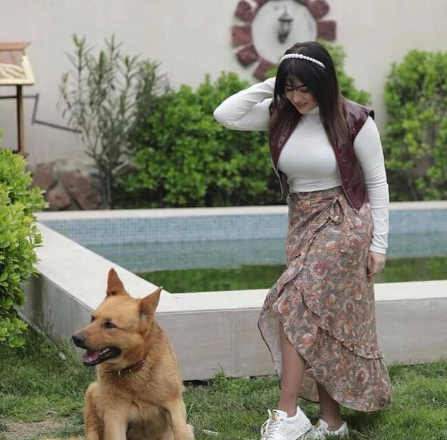 Karantin günlərində bağında fotosessiya etdirdi