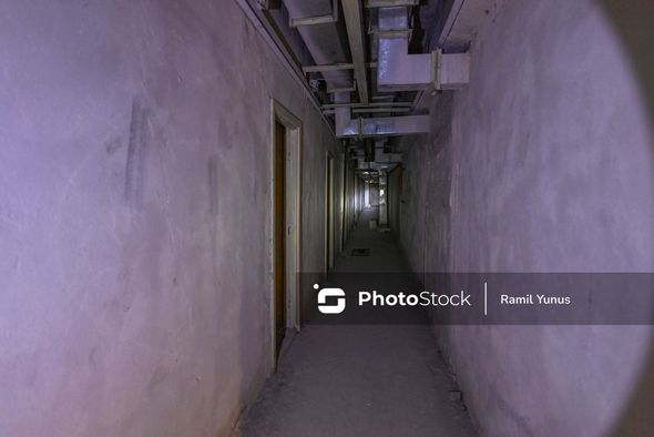 Bakının mərkəzində müəmmalı bunker: Labirint, izolyasiya olunmuş otaq, qırmızı oxlar - REPORTAJ + FOTO