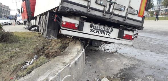 Qubada dairəni dönə bilməyən TIR qəza törətdi: Yaralı var - FOTO 
