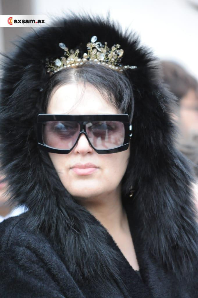 Yasa gələn taclı Elza-FOTOLAR