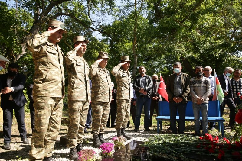 Xaçmazın İcra başçısı Aşağıoba və Aslanoba kəndlərində şəhidlərin məzarını ziyarət edib - FOTO