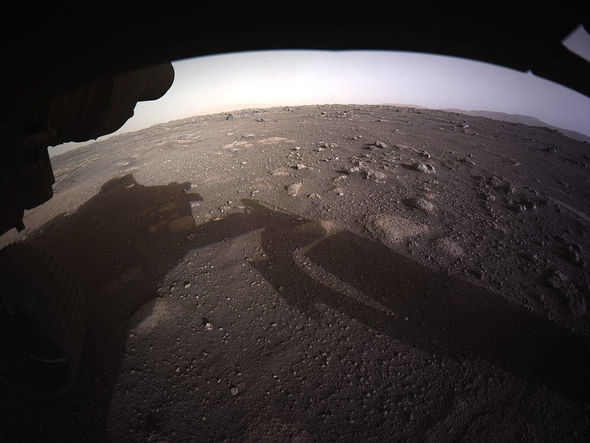 Mars roveri qırmızı planetdən ilk rəngli görüntüləri göndərdi - FOTO