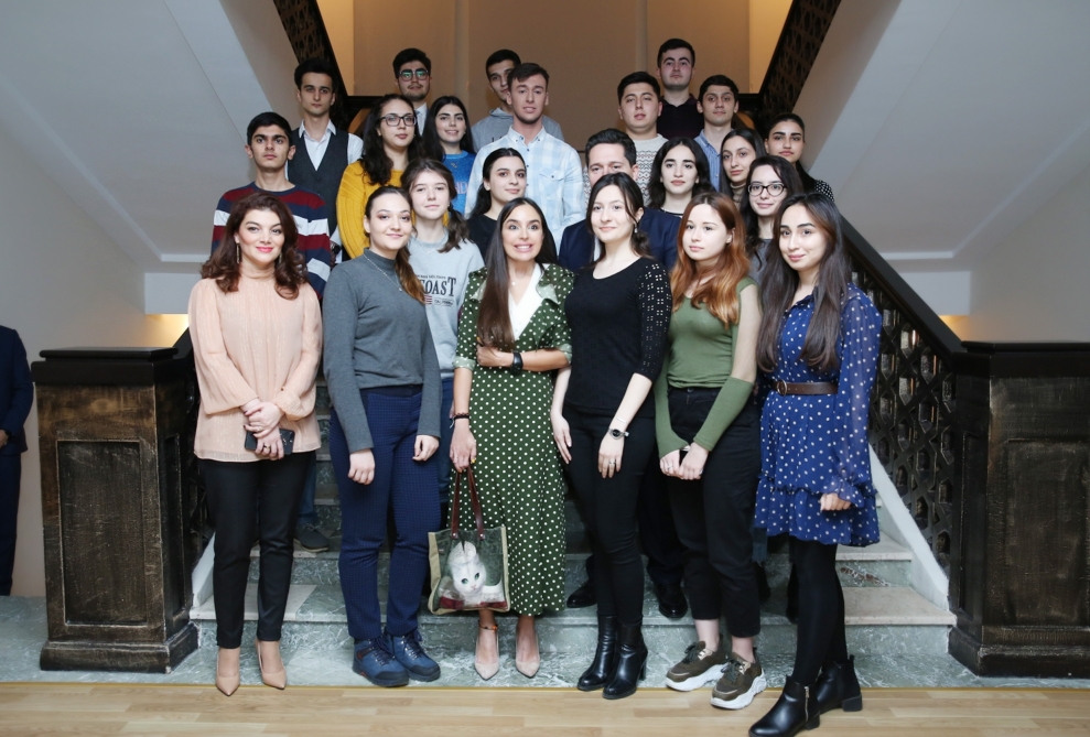 Leyla Əliyeva Seçenov adına Dövlət Tibb Universitetinin Bakı filialında poeziya gecəsində iştirak edib - FOTO
