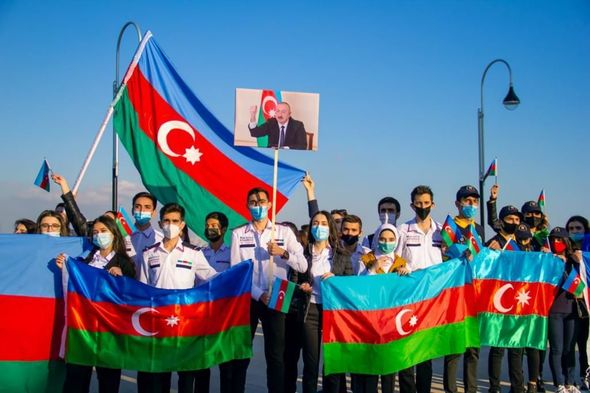 Könüllülər Bayraq Günü münasibətilə Ulu Öndərin məzarını və Şəhidlər Xiyabanını ziyarət ediblər - FOTO