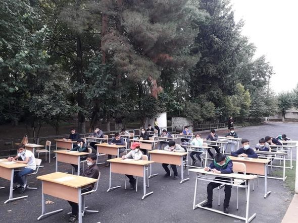 Azərbaycanda şagirdlər açıq havada imtahan verdi - FOTO