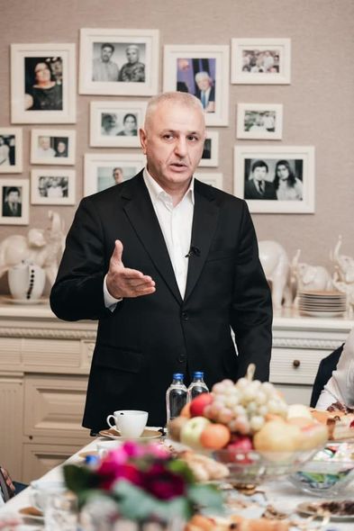 Ülvi Quliyev Yasamal rayon Ağsaqqallar Şurasının sədrini evində ziyarət edib - FOTO