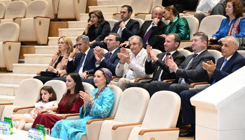 Leyla Əliyeva Arkadağ şəhərində əfsanəvi 'Galkynyş' milli atüstü oyunlar qrupunun çıxışını izləyib