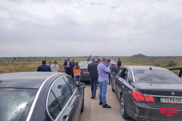 Rusiyalı deputatlar Allahverdi Bağırovun məzarı önündə - FOTO