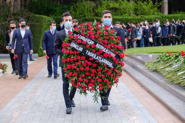 Gənclər təşkilatları ulu öndər Heydər Əliyevin məzarını ziyarət ediblər - FOTO