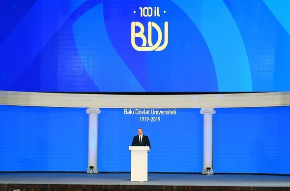 İlham Əliyev BDU-nun 100 illik yubileyi münasibətilə keçirilən mərasimdə - FOTO
