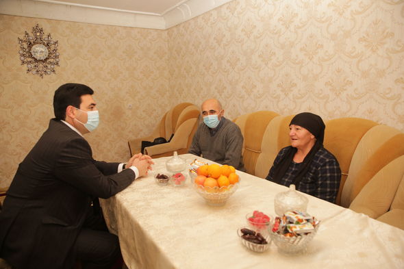 İcra başçısı şəhid ailələri və yaralı hərbçilərlə görüşdü - FOTO