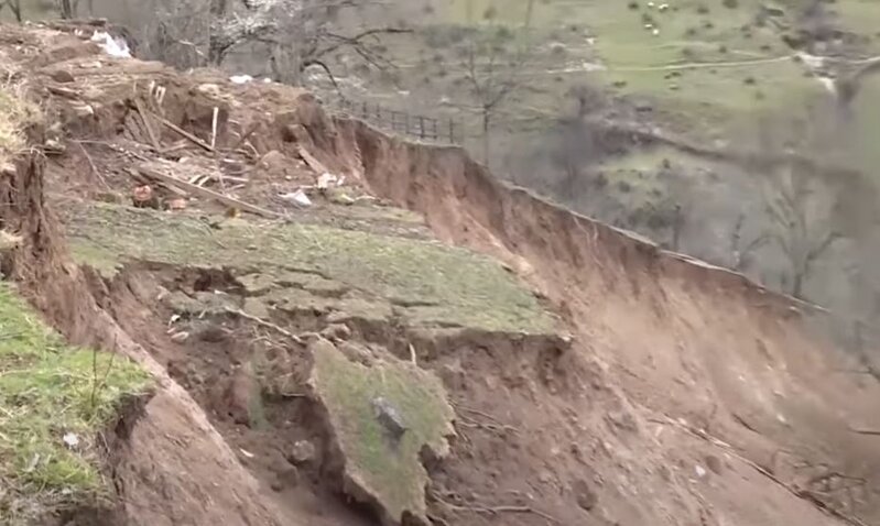 Torpaq sürüşməsi Astarada sakinləri evsiz qoydu - VİDEO