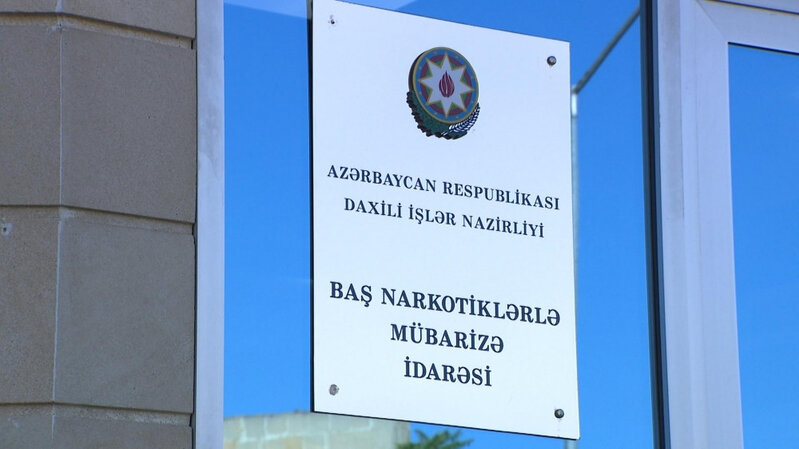 Narkotiklərin qanunsuz dövriyyəsində şübhəli bilinən şəxsin yaşadığı mənzildən beş kiloqramdan çox heroin aşkarlanıb