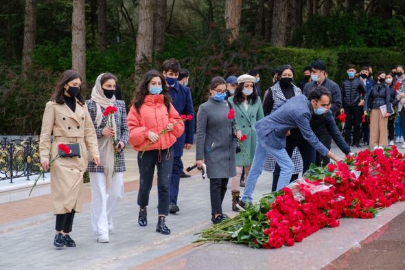 Gənclər təşkilatları ulu öndər Heydər Əliyevin məzarını ziyarət ediblər - FOTO