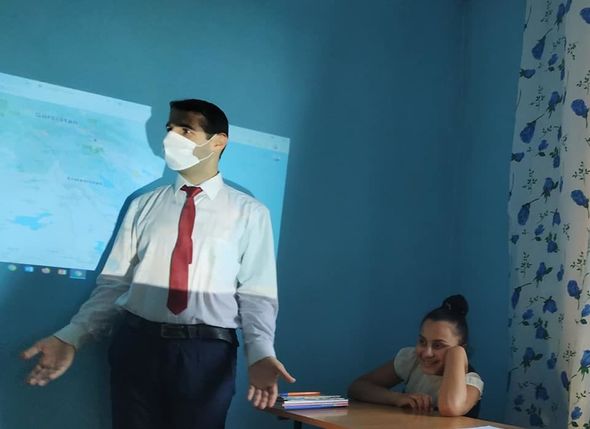 Ucqar kənddə çalışan azərbaycanlı müəllim distant təhsili fərqli üsulla əvəz etdi - FOTO