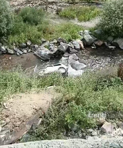 Kəlbəcərdə avtomobil çaya düşüb, sürücü xəsarət alıb - (Foto)